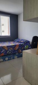 سرير أو أسرّة في غرفة في Hermoso apartamento Ciudad Pacifica