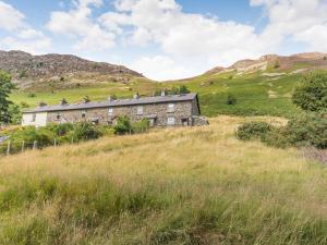 una vieja casa en una colina en un campo en High Rake, en Glenridding