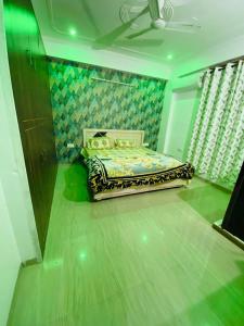 - une chambre avec un lit dans une pièce dotée de lumières vertes dans l'établissement 2 bhk fully furnished luxurious private apartment, à Jaipur