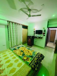 - une chambre avec un lit orné de fleurs jaunes dans l'établissement 2 bhk fully furnished luxurious private apartment, à Jaipur