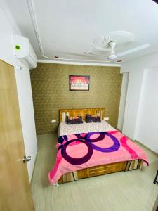 Un ou plusieurs lits dans un hébergement de l'établissement 2 bhk fully furnished luxurious private apartment