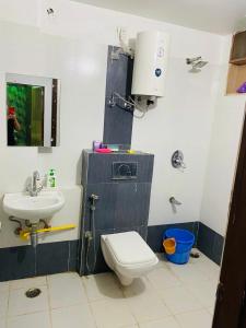 La petite salle de bains est pourvue de toilettes et d'un lavabo. dans l'établissement 2 bhk fully furnished luxurious private apartment, à Jaipur