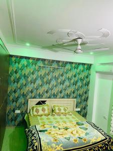 - une chambre avec un lit et un plafond dans l'établissement 2 bhk fully furnished luxurious private apartment, à Jaipur