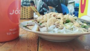 - un bol de nourriture sur une table à côté d'une boisson dans l'établissement huy homestay, à Ha Giang