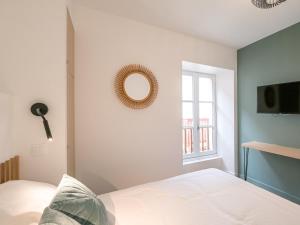 sypialnia z łóżkiem i lustrem na ścianie w obiekcie Élégant Appartement à St-Jean-de-Luz - Proche Plage & Commerces - FR-1-239-851 w mieście Saint-Jean-de-Luz