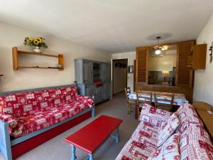 salon z kanapą i jadalnią w obiekcie Appartement 2 Pièces avec Terrasse et Parking, Centre Village à La Clusaz, Proche Pistes et Commerces - FR-1-437-96 w mieście Clusaz