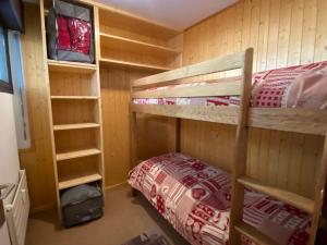 sypialnia z 2 łóżkami piętrowymi i łóżkiem w obiekcie Appartement 2 Pièces avec Terrasse et Parking, Centre Village à La Clusaz, Proche Pistes et Commerces - FR-1-437-96 w mieście Clusaz