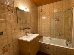 łazienka z umywalką i wanną w obiekcie Appartement 2 Pièces avec Terrasse et Parking, Centre Village à La Clusaz, Proche Pistes et Commerces - FR-1-437-96 w mieście Clusaz