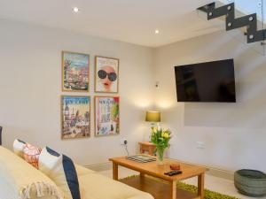 a living room with a couch and a table at Sika Cottage - Uk36194 in Fordingbridge
