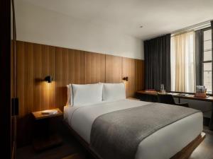 Cama ou camas em um quarto em The Moore, New York City, a Member of Design Hotels