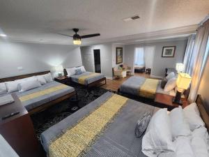 ein Wohnzimmer mit 3 Betten und einem Sofa in der Unterkunft Vast 7BR/3BA overlooking golf course near mall in Memphis