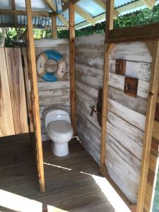 Kupatilo u objektu El Toucan Loco Floating Lodges