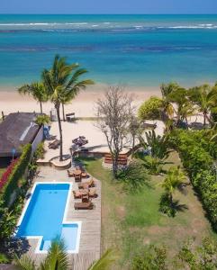 - une vue aérienne sur un complexe avec une piscine et la plage dans l'établissement Villa Maravilha, à Arraial d'Ajuda