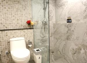 Koupelna v ubytování Sann Hotel