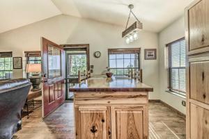 Gallery image of Cozy and Modern Ruidoso Cabin with Stellar Views! in Ruidoso +16 photos