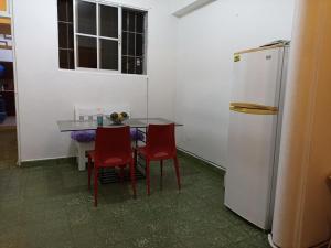 uma cozinha com uma mesa e cadeiras e um frigorífico em La casa de Isabel y Juan, Zona Colonial em Santo Domingo