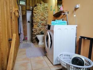 uma lavandaria com máquina de lavar e secar roupa em Minnow cabins Lower Beulah em Sheffield
