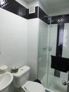 Ett badrum på Montenegro apartamento Completo