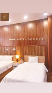 Giường trong phòng chung tại Khach san Nam Hotel