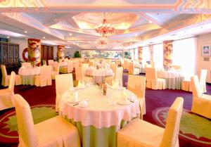Restoran või mõni muu söögikoht majutusasutuses Beijing Jinlong Hotspring Hotel +23 fotot
