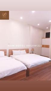 Een bed of bedden in een kamer bij Khach san Nam Hotel