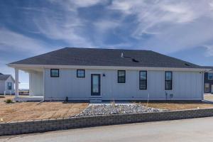 una casa blanca con techo negro en Charming 3-bedroom in vibrant new neighborhood en Billings