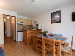 Vielle-AureにあるAppartement Vielle-Aure, 2 pièces, 4 personnes - FR-1-296-206のキッチン(テーブル、椅子付)