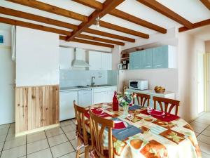 a kitchen and dining room with a table and chairs at T3 lumineux avec jardin, 6 pers., Wi-Fi, parking, animaux admis - FR-1-402-1 in Esquièze - Sère +5 photos