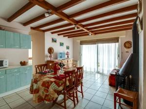 a kitchen and dining room with a table and chairs at T3 lumineux avec jardin, 6 pers., Wi-Fi, parking, animaux admis - FR-1-402-1 in Esquièze - Sère