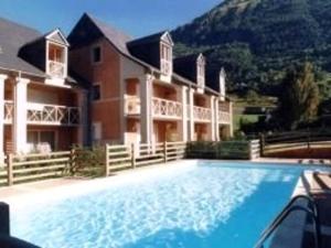 a large swimming pool in front of a house at T3 lumineux avec jardin, 6 pers., Wi-Fi, parking, animaux admis - FR-1-402-1 in Esquièze - Sère