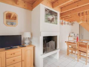 Μια τηλεόραση ή/και κέντρο ψυχαγωγίας στο Chalet Duplex 4 Pers. à Luz-Saint-Sauveur, Cheminée, Jardin, Animaux Acceptés - FR-1-402-40