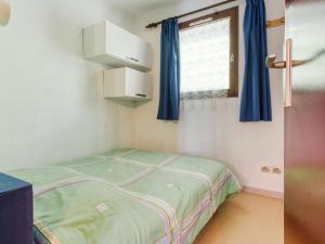 リュス・サン・ソヴァールにあるAppartement Luz-Saint-Sauveur, 2 pièces, 6 personnes - FR-1-402-56のベッドと窓が備わる小さな客室です。