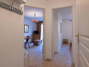 un couloir avec une porte menant à une salle à manger dans l'établissement Appartement Vielle-Aure, 2 pièces, 4 personnes - FR-1-296-290, à Vielle-Aure