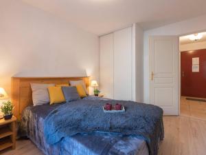 - une chambre avec un grand lit et une couverture bleue dans l'établissement Appartement Vielle-Aure, 2 pièces, 4 personnes - FR-1-296-290, à Vielle-Aure