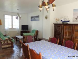 a dining room with a table and chairs at Maison calme avec jardin clos, proche plage Cap Coz, 5 chambres, garage - Fouesnant - FR-1-481-68 in Fouesnant