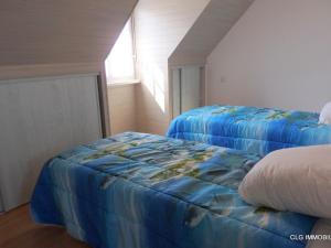 a bedroom with two beds with blue sheets and a window at Maison calme avec jardin clos, proche plage Cap Coz, 5 chambres, garage - Fouesnant - FR-1-481-68 in Fouesnant