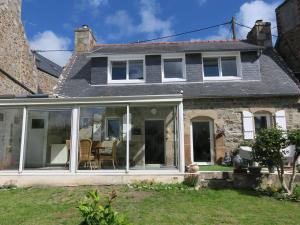 an extension to a house with sliding glass doors at Maison de charme 3* avec WIFI, jardin clos, véranda, à 350m du port à Perros-Guirec - FR-1-368-254 in Perros-Guirec