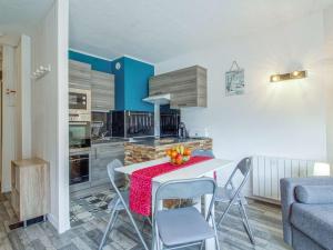 une cuisine et une salle à manger avec une table et des chaises dans l'établissement Studio 4 personnes Résidence Ayre - FR-1-403-95, à Barèges 3 autres photos