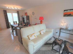 ein Wohnzimmer mit einer weißen Couch und einem Tisch in der Unterkunft Maison 3* lumineuse à Fouesnant, proche centre, 6 pers., jardin, terrasse, à 4 km des plages - FR-1-481-82 in Fouesnant