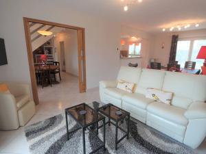 ein Wohnzimmer mit einer weißen Couch und einem Tisch in der Unterkunft Maison 3* lumineuse à Fouesnant, proche centre, 6 pers., jardin, terrasse, à 4 km des plages - FR-1-481-82 in Fouesnant
