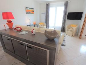 ein Wohnzimmer mit Sofa und Tisch in der Unterkunft Maison 3* lumineuse à Fouesnant, proche centre, 6 pers., jardin, terrasse, à 4 km des plages - FR-1-481-82 in Fouesnant + 27 Fotos
