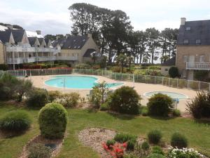 an image of a swimming pool at a resort at Fouesnant, Appartement avec piscine chauffée, plage à pied - FR-1-481-83 in Fouesnant