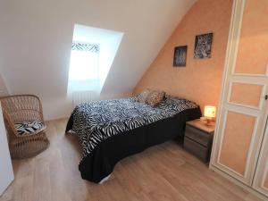 ein Schlafzimmer mit einem Bett und einem Stuhl und einem Fenster in der Unterkunft Maison 3* lumineuse à Fouesnant, proche centre, 6 pers., jardin, terrasse, à 4 km des plages - FR-1-481-82 in Fouesnant