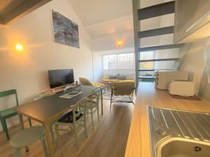 eine Küche und ein Wohnzimmer mit einem Tisch und Stühlen in der Unterkunft Appartement Combrit, 4 pièces, 5 personnes - FR-1-481-101 in Combrit