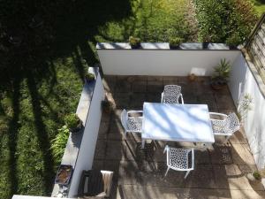 an overhead view of a table and chairs on a patio at Triplex cosy à Bénodet : Terrasse, Jardin, Plage et Thalasso à 200m ! - FR-1-481-104 in Bénodet