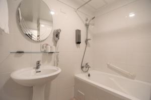 台北的住宿－城美行旅，白色的浴室设有水槽和镜子