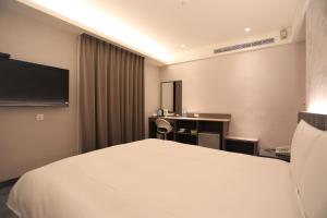 TV a/nebo společenská místnost v ubytování Chair Man Hotel