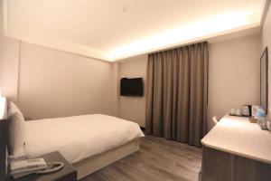 TV a/nebo společenská místnost v ubytování Chair Man Hotel