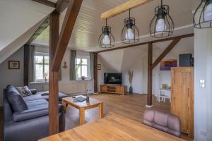 uma sala de estar com um sofá e uma mesa em Ferienhaus "Seeadler" in Rankwitz am Peenestrom em Rankwitz