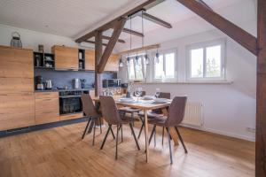 een eetkamer met een tafel en stoelen in een keuken bij Ferienhaus "Seeadler" in Rankwitz am Peenestrom in Rankwitz